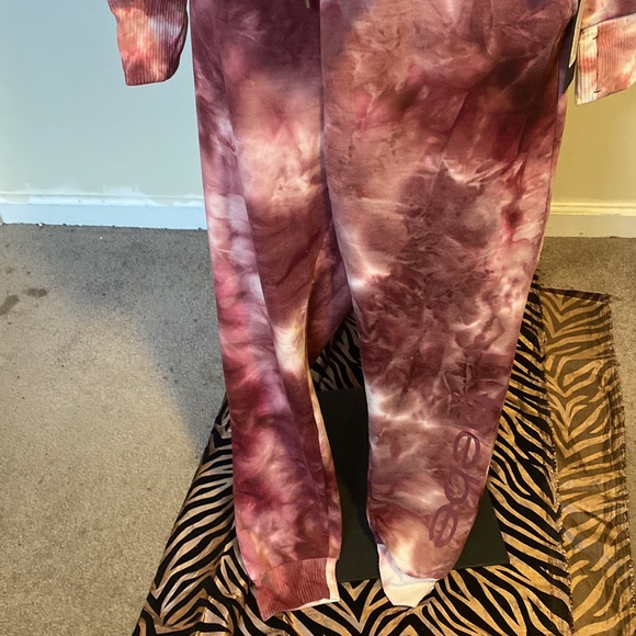 NWT WOMEN’S BURGUNDY BEBE TIE-DYE JOGGING SET - Picture 3 of 16